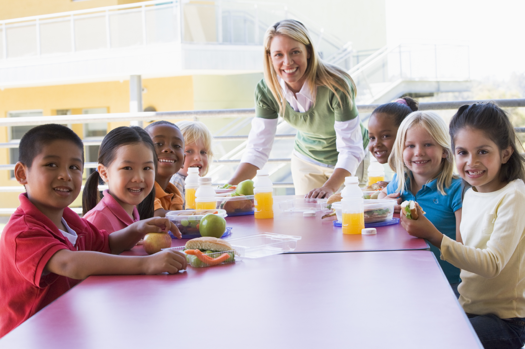 They have lunch at school. Обед в детском саду. Фото детей в детском саду за обедом. Обед учителя. Teacher lunch.